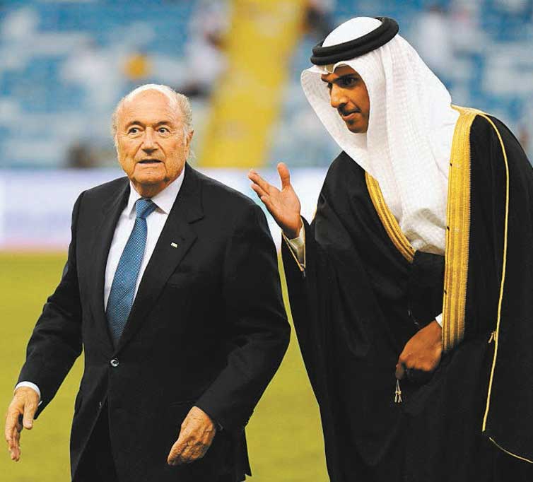 Joseph Blatter ( esq.) conversa com dirigente saudita