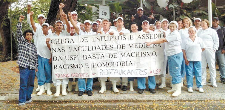 Funcionários da USP fazem protesto em apoio a vítimas de estupro, homofobia e racismo dentro da universidade 