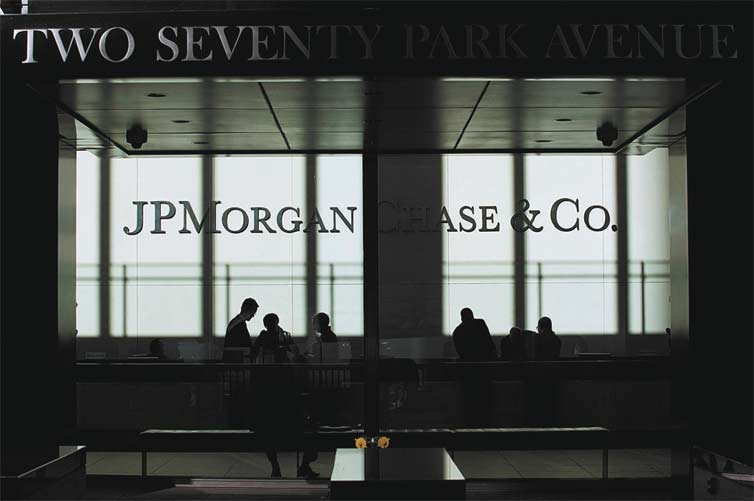 Funcionrios trabalham na sede do JPMorgan em Nova York; bancos globais tem aumentado recrutamento de militares