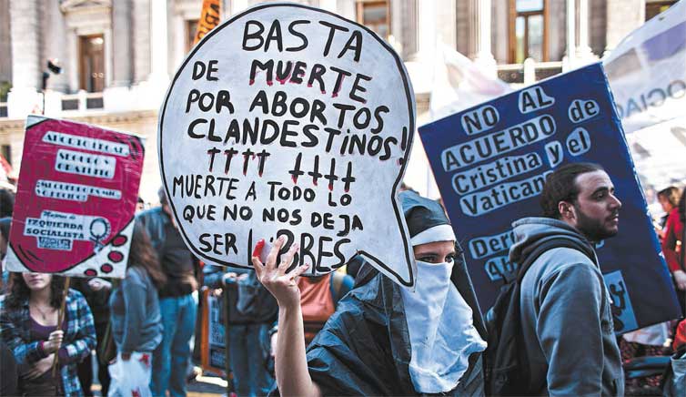 Membros de organizaes pr-aborto fazem manifestao em Buenos Aires