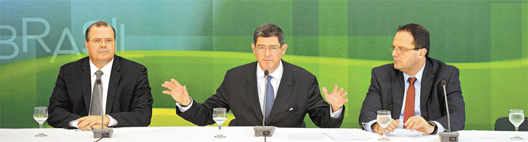 O presidente do BC, Alexandre Tombini ( esq.), e os futuros ministros Joaquim Levy e Nelson Barbosa
