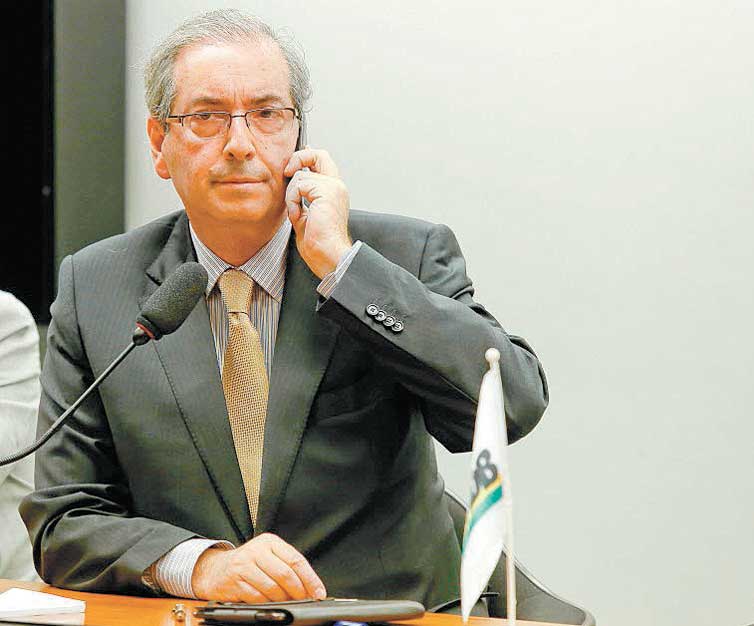 Eduardo Cunha fala ao celular durante reunio na Cmara