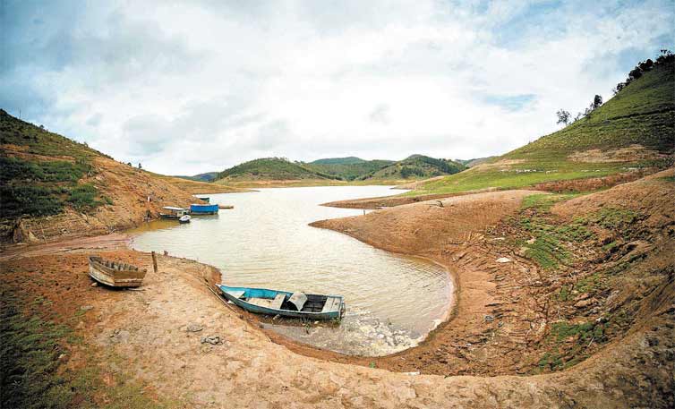 Represa de Paraibuna, na bacia do rio Paraba do Sul, em so Paulo, um dos reservatrios afetados pela estiagem