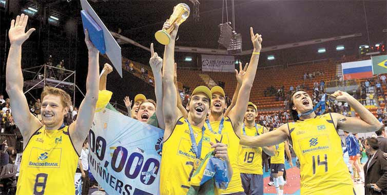 Com camisa patrocinada pelo Banco do Brasil, atletas da seleo masculina festejam ttulo da Liga Mundial de 2010