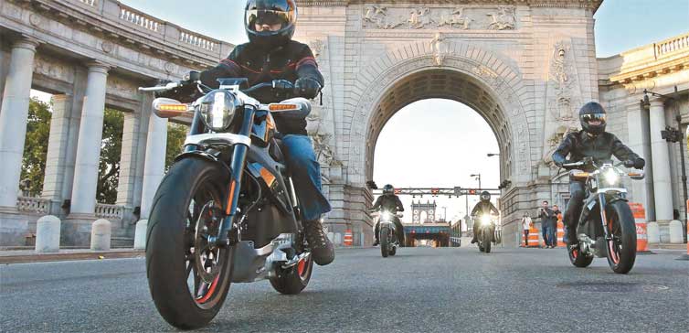 Harley-Davidson Live Wire tem visual futurista e desempenho de moto esportiva; motor eltrico e baterias dividem espao na parte central do quadro