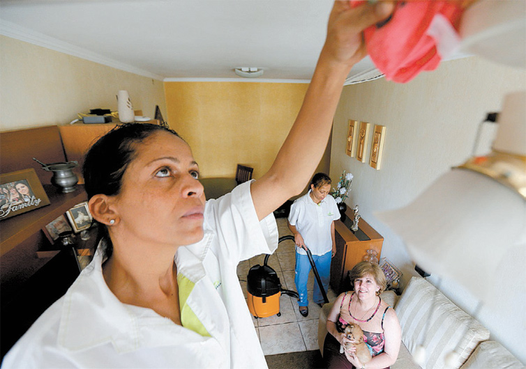 Domstica terceirizada limpa o apartamento da empresria Mara Rgis, em So Paulo