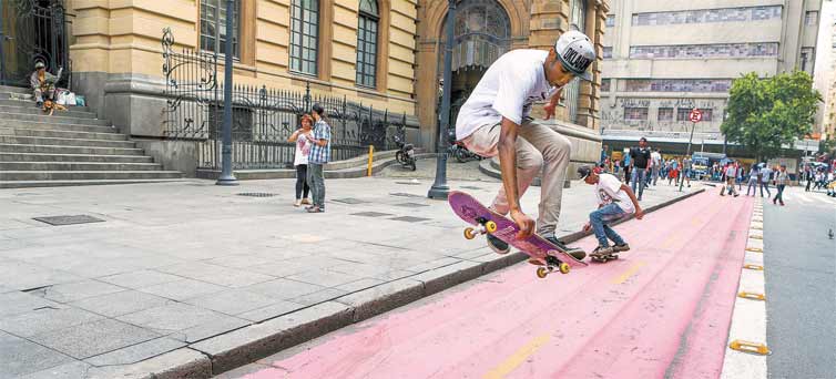 Jovens de skate em ciclovia da rua Conselheiro Crispiniano, prxima ao Theatro Municipal, no centro; decreto ampliou possibilidade de uso das faixas