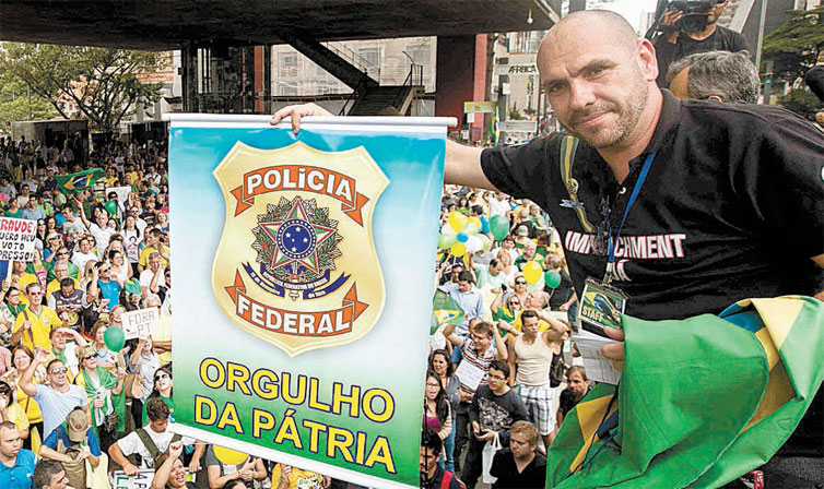 Marcello Reis mostra cartaz em apoio à PF durante ato contra a presidente Dilma e o PT