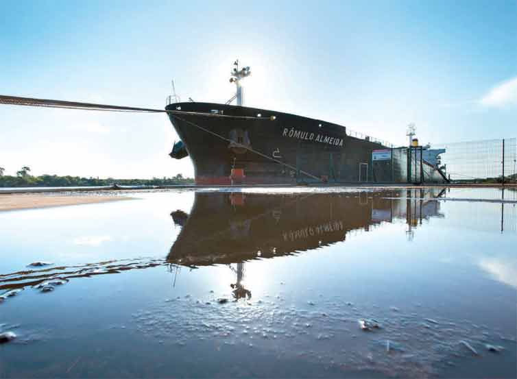 Navio descarrega no Porto de Santana (AP), que est sendo preparado para exportar soja