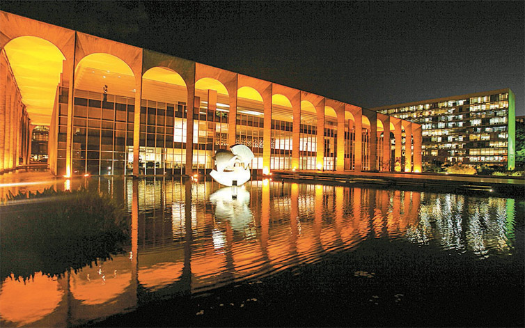 O Palcio do Itamaraty, sede do Ministrio das Relaes Exteriores, em Braslia, iluminado  noite