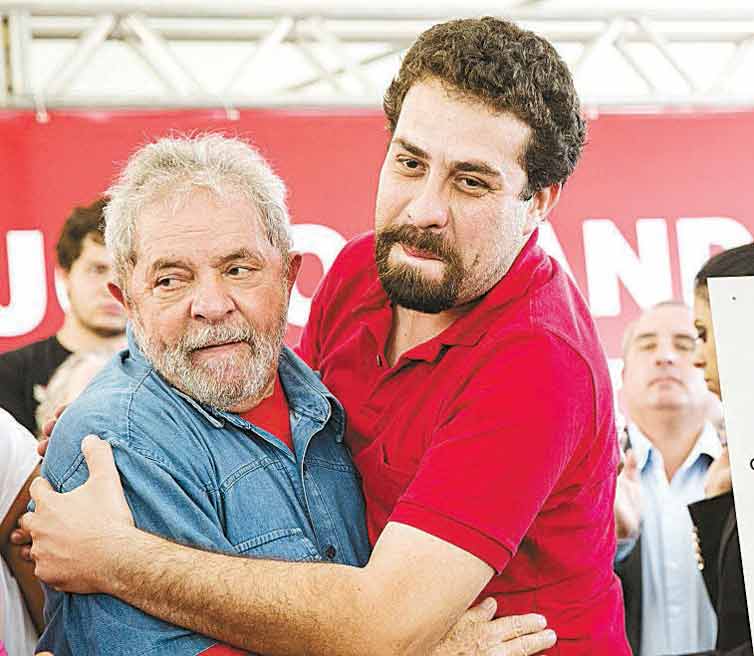Lula abraa Guilherme Boulos, do MTST, em entrega de apartamentos