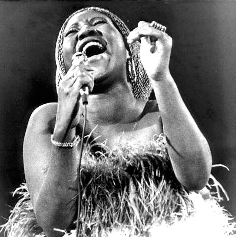 A cantora de soul Aretha Franklin em fotografia de 1971, em local no identificado 