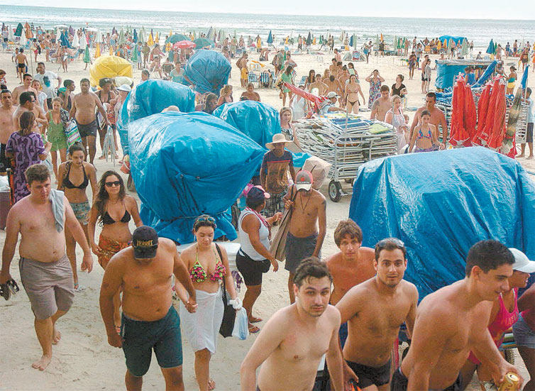Banhistas comeam a deixar a praia Pitangueiras, que estava lotada