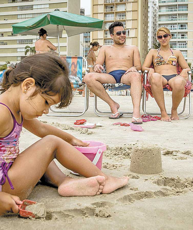 Cesar Pacco descansa na praia com a mulher e a sua filha
