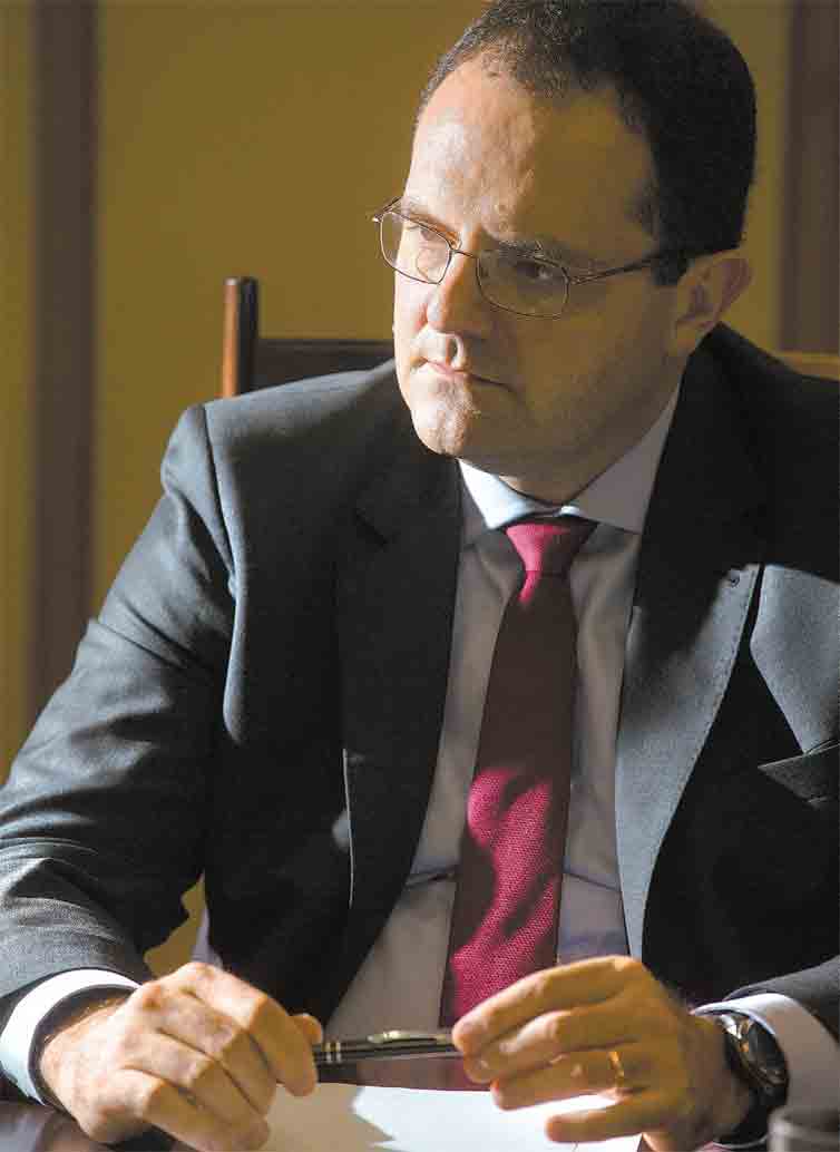O ministro Nelson Barbosa (Planejamento) no primeiro dia em seu gabinete, em Braslia