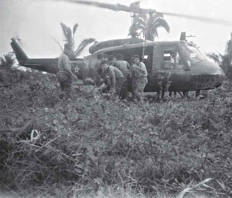 Helicptero militar pousa na clareira em regio prxima s margens do Rio Araguaia (PA)