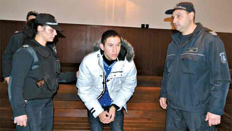 O brasileiro Kake Ribeiro  escoltado por policiais durante uma audincia no tribunal da Bulgria em que foi julgado