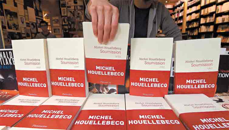Livreiro de Paris prepara vitrine como novo romance de Michel Houellebecq