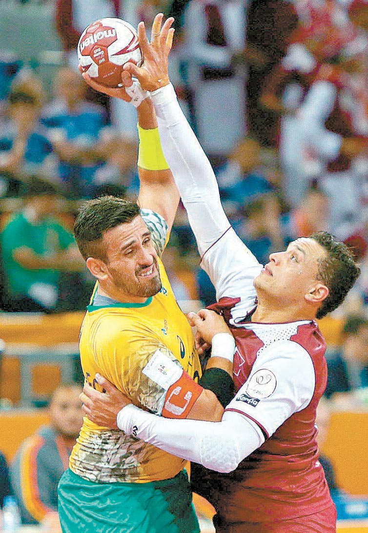 Zeba, capito do Brasil, disputa a bola com jogador qatari 