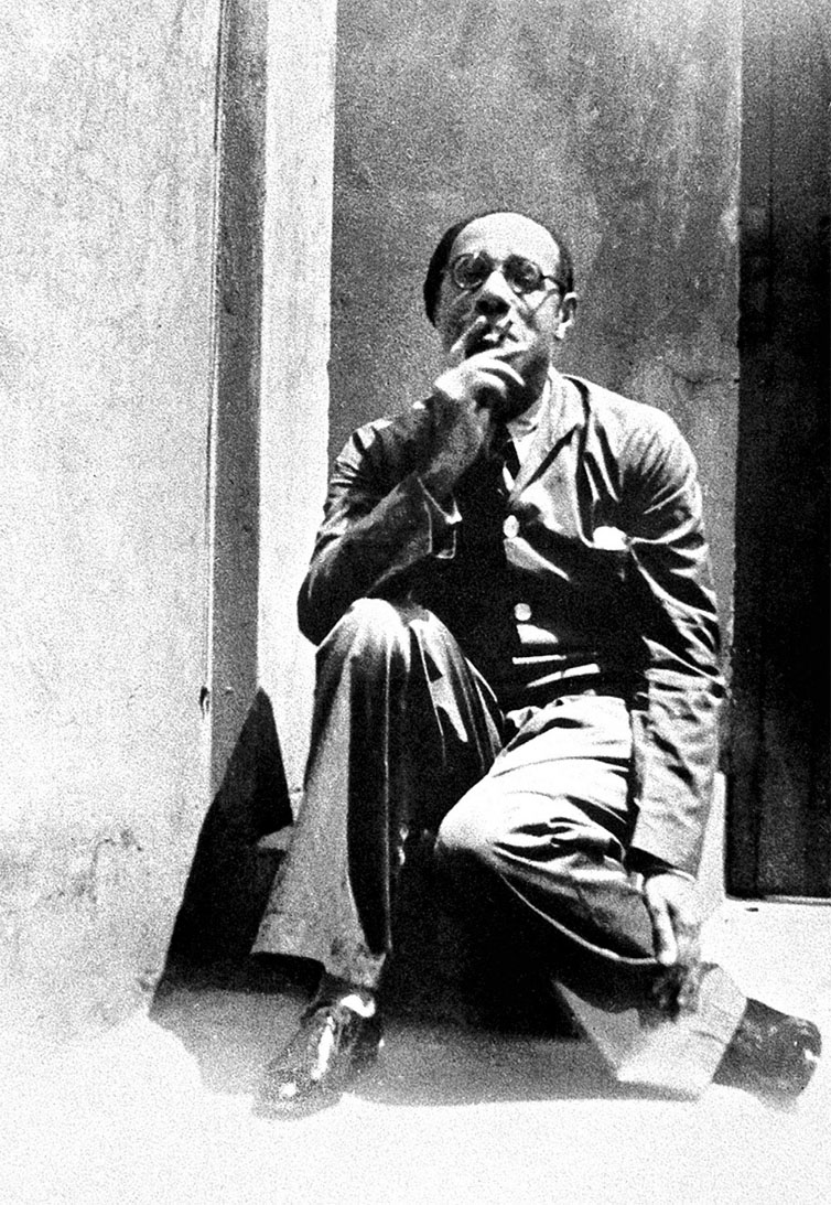Mrio de Andrade na porta de sua casa, na Barra Funda, na dcada de 1930