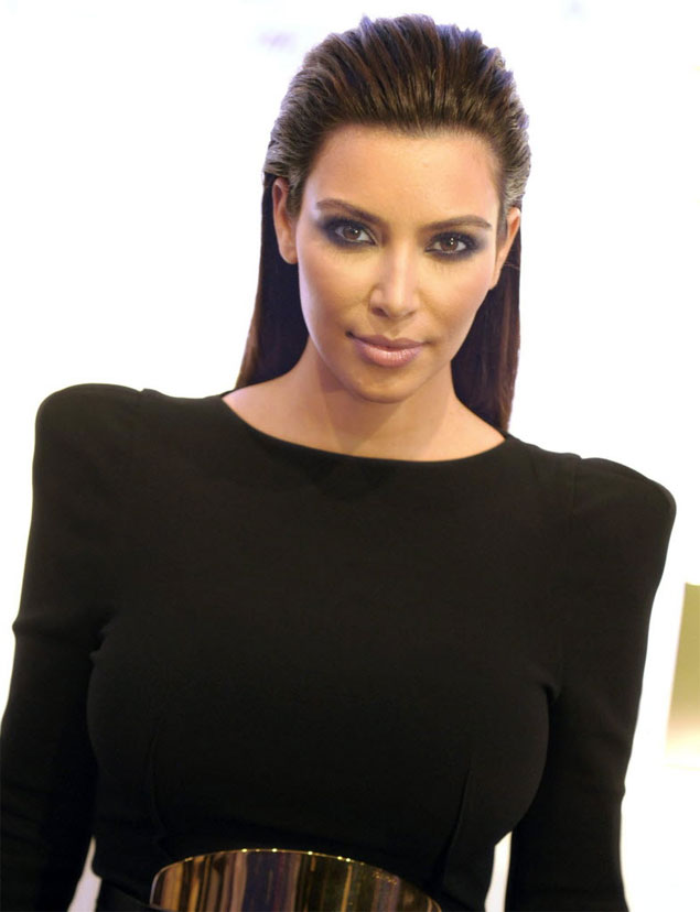 Raiz com efeito "molhado" foi a escolha de Kim Kardashian para a apresentao do seu perfume, em dezembro do ano passado