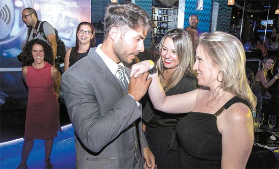 Bruno Camargo, o Christian Grey brasileiro, beija a mão de cliente do Clube das Mulheres