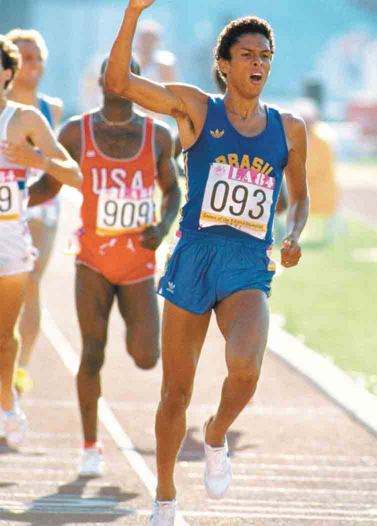 O brasileiro Joaquim Cruz comemora o ouro nos 800 m em Los Angeles-1984