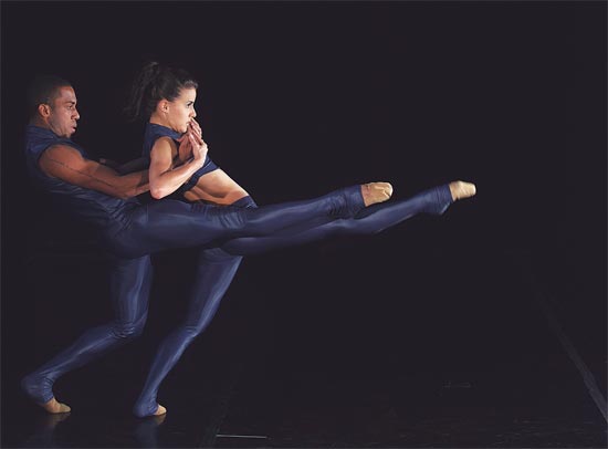 Os bailarinos Nielson Souza e Letcia Martins, da SPCD