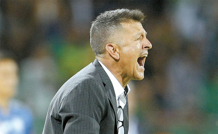 Juan Carlos Osorio orienta o Atltico Nacional em jogo contra o Emelec pela Libertadores
