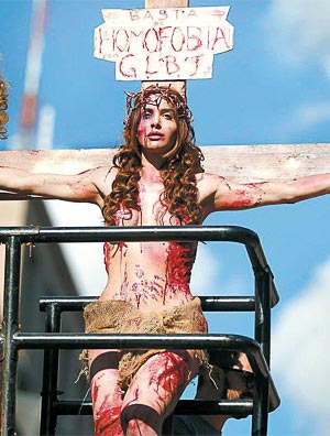 A atriz Viviany Beleboni simula crucificao na Parada Gay 
