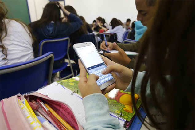 SAO PAULO, SP, BRASIL. 02.06.2015. Alunos do Colegio Vital Brazil usam celular na aula de artes; colegio permite que o aparelho seja manipulado em algumas disciplinas. (Foto: Moacyr Lopes Junior/Folhapress, TEC). ***EXCLUSIVO***