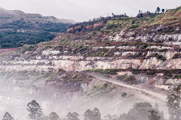 Legenda:ITABIRA, MG, BRASIL, 29-05-2015, 5:00h. Vista da cidade de Itabira com as montanhas onde funcionam minas de explorao de minrio. (Alexandre Rezende/Folhapress AGENCIA) *** EXCLUSIVO FOLHA ***