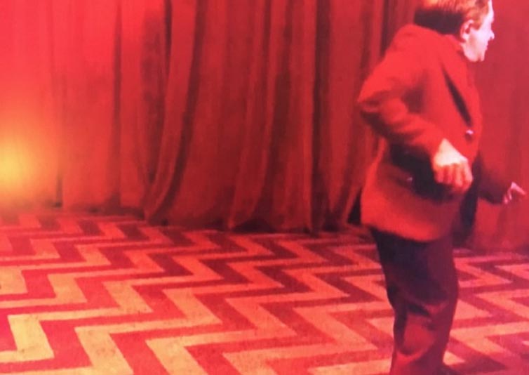 The Man from Another Place aparece em sua tradicional dana no teaser de "Twin Peaks" 