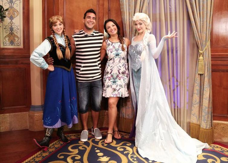 Princesas Anna e Elsa ao lado de Andr Marques e Patrcia Poeta 