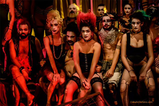 Ms de 60 actores aparecen en una escena, apretados en ropas sadomasoquistas y mostrando sus cuerpos.