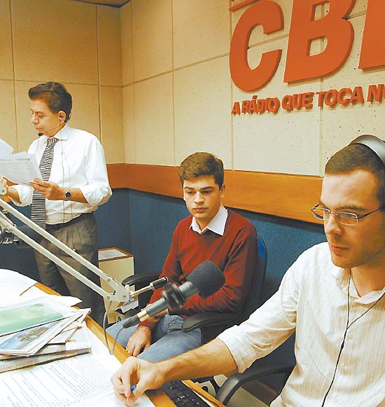 No último ano do ensino médio, Filipe (centro) acompanha um dia de trabalho na rádio CBN