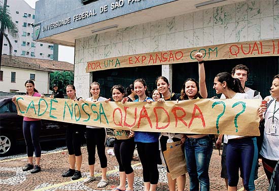 Alunos de educao fsica do campus de Santos (litoral de SP) fazem protesto e pedem melhorias