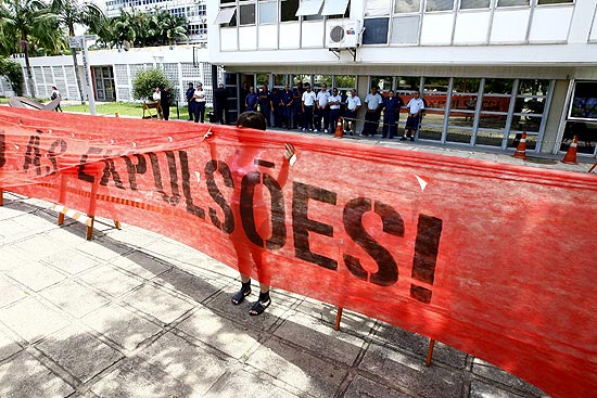 Estudantes da USP fazem protesto em repúdio à expulsão de seis alunos 