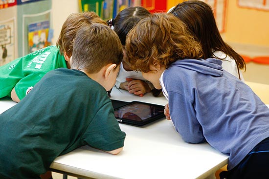 Alunos do ensino infantil do Colégio Israelita Brasileiro usam iPad em sala de aula, em Porto Alegre 