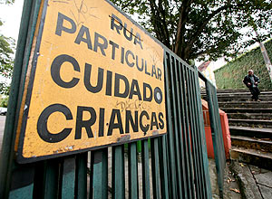 Rua Pedro Ortiz, que  fechada para pessoas que no moram no local; visitantes tem que se identificar