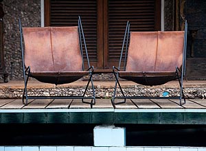 Cadeiras projetadas por Lina Bo Bardi, que decoram o deck da piscina, foram vendidas por R$ 20 mil
