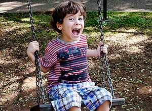 Caio Braga, 3, frequenta playgrounds de praas perto de sua casa, em Perdizes