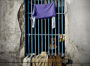 Na foto, roupas estendidas no interior dos pavilhoes e interior das celas ocupadas por mulheres