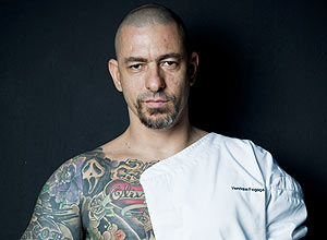 Chef Henrique Fogaca, do restaurante Sal, no bairro de Higienoplis, exibe o corpo repleto de tatuagens