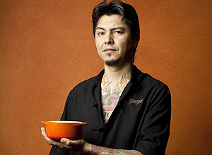 Com cerca de 50 tatuagens, Checho Gonzles, do Aj, credita o fim do preconceito s novas geraes de chefs