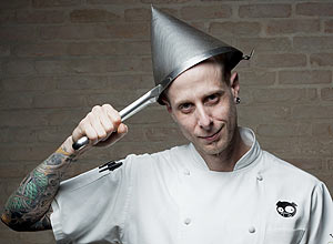 Chef Andre Mifano, do Vito, desfila tatuagens com dizeres como "cooking to perfection" (cozinhando  perfeio)