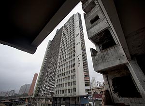 Edifcio So Vito, visto atravs do edifcio Mercrio, na regio central da capital paulista