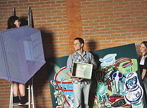 Amanda Mei com a obra "Compartimento de Segurana" ( esq.), Bartolomeo Gelpi com a obra "Pintura Perpendicular" e Bettina Vaz Guimares com "Sem Ttulo", no espao Matilha Cultural
