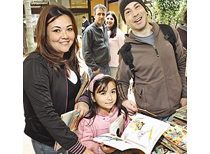 Sheila Barreto, 33 anos, e Flvio Barreto, 35, com a filha Ceclia, de 7, em feira de troca de livros, promovida pela Prefeitura de So Paulo, e realizada no Parque Piqueri no Tatuap. Foto: Newton Santos / Hype