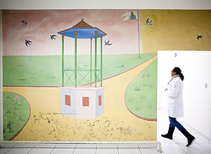 Painel de Alfredo Volpi pintado na parede da entrada do PS infantil do Hospital São Luiz Gonzaga, na zona norte
